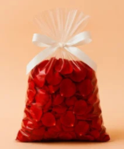 Bolsa con pétalos rojos