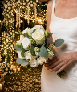 Bouquet de novia delicada - Rosas y Eucalipto ostia